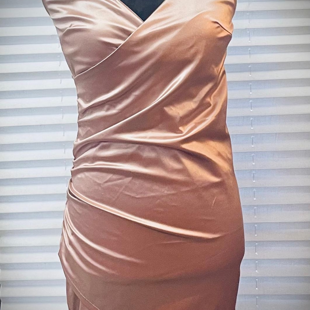 NWT, IZZY, PINK, SATAN, V-NECK DRESS. SIZE: S. MADE IN ITALY.